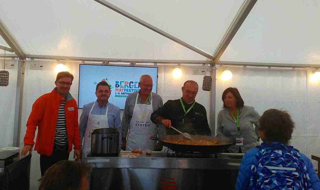 La UE apoya con 225.000€ el proyecto 'Erasmus Youth 4 Food' gestado en Dénia 1 representantes dianense en la feria de bergen cocinando una paella