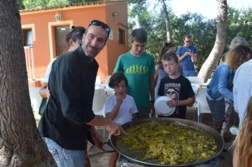Sirviendo paella
