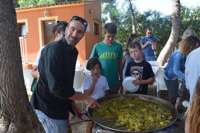 Sirviendo paella