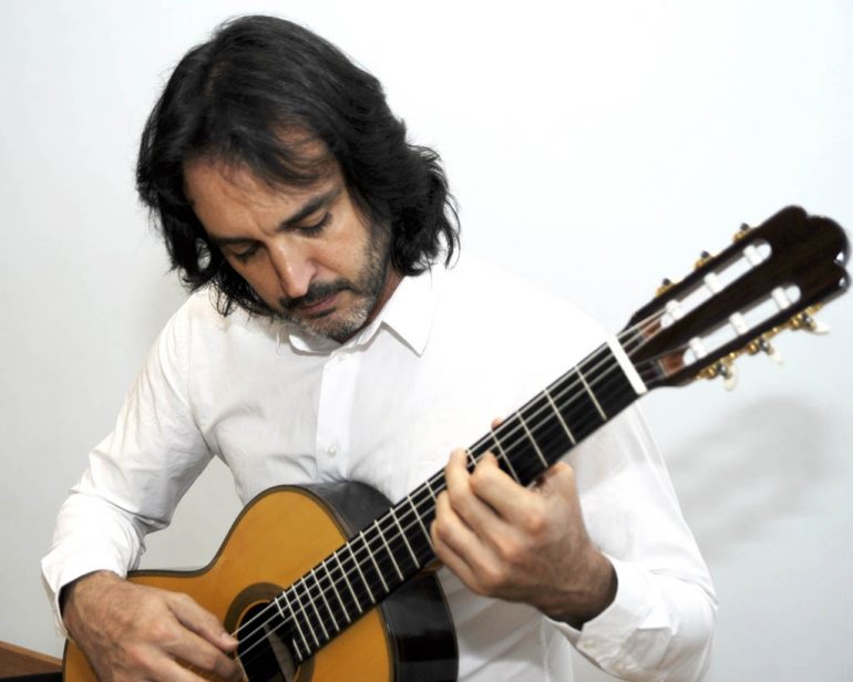 Toni Cotolí tocando la guitarra