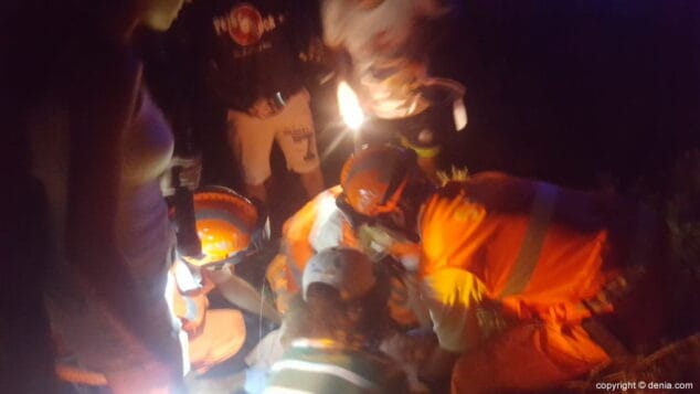 trabajos de rescate del conductor accidentado