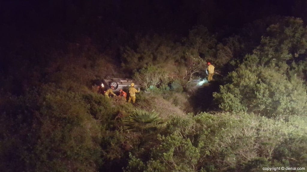un coche se precipita al barranco de les planes