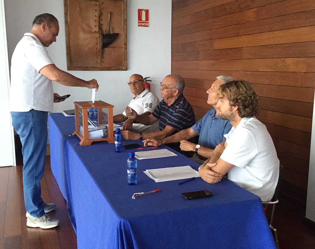 un socio en el momento de emitir su voto