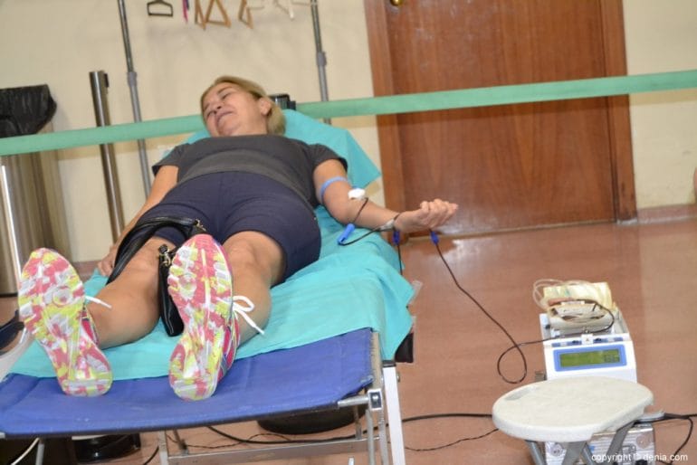 Una donante durante la extracción