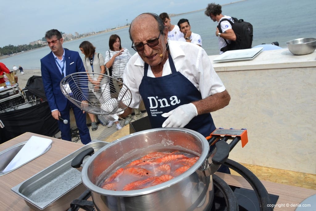 Los rostros más reconocidos de la gastronomía local y nacional clausuran el exitoso D*NA Festival Gastronòmic Dénia 2 13 dna festival gastronomico denia pepe el pegoli cocinando gamba