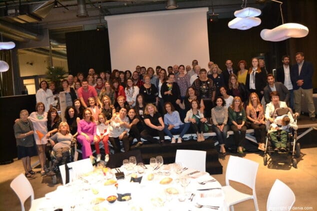 32 30 aniversario colegio raquel paya foto de familia