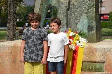 9 d’Octubre Compromís per Dénia – Niños haciendo la ofrenda