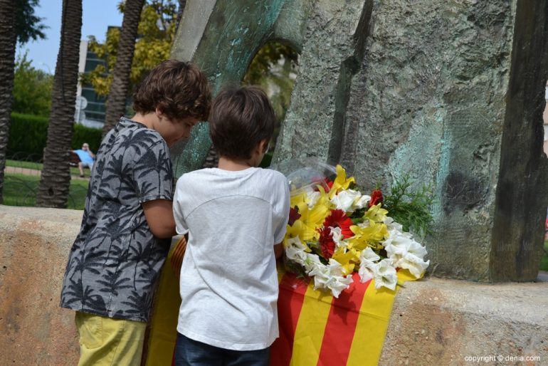 9 d'Octubre Compromís per Dénia - Ofrenda de flores a la estatua