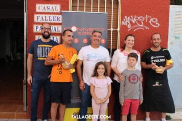 Agradecimiento a los cocineros del cous cous en la falla Oeste