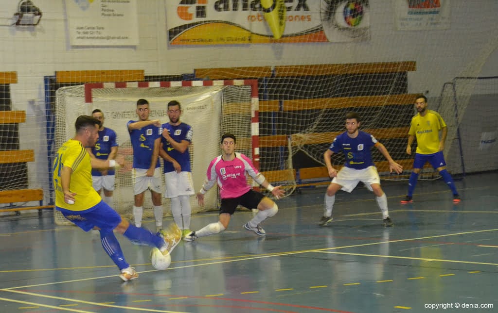 Los árbitros descentraron al Dénia Futsal cuando mejor jugaba ante el CCR Castelldefels (4-5) 1 alex pla marcando el cuarto gol