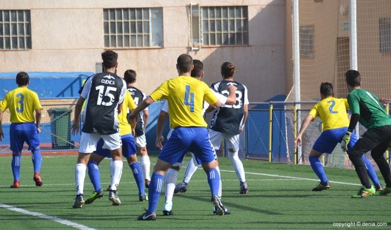 Atentos los defensores dianenses