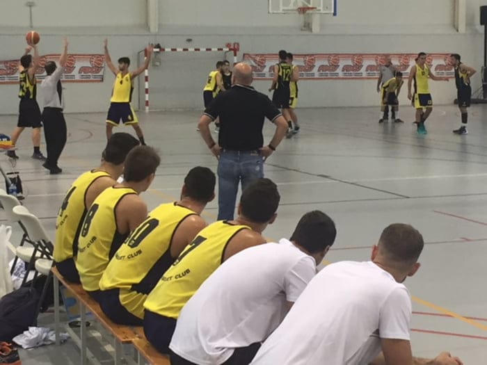 banquillo del denia basquet ante el cd onil