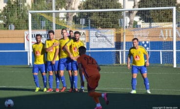 barrera de jugadores del cd denia durante un choque