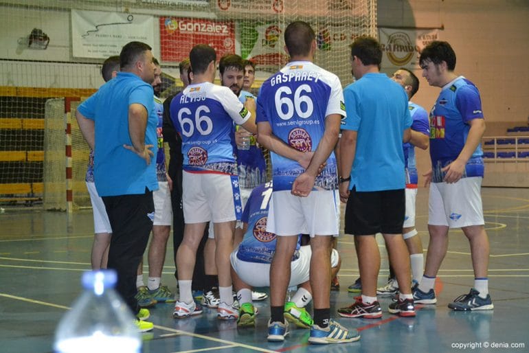 BM Benidorm durante un tiempo muerto