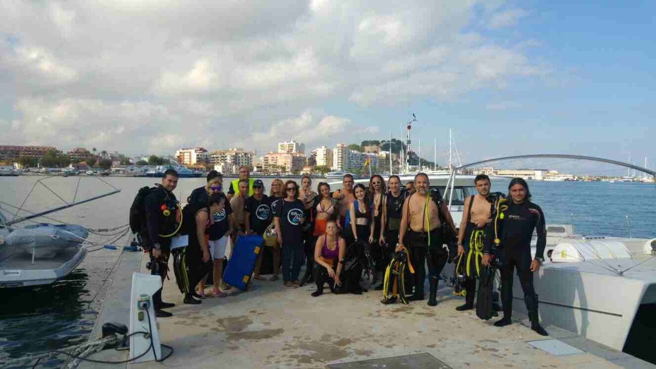 Buceadores voluntarios en la jornada de limpieza marina