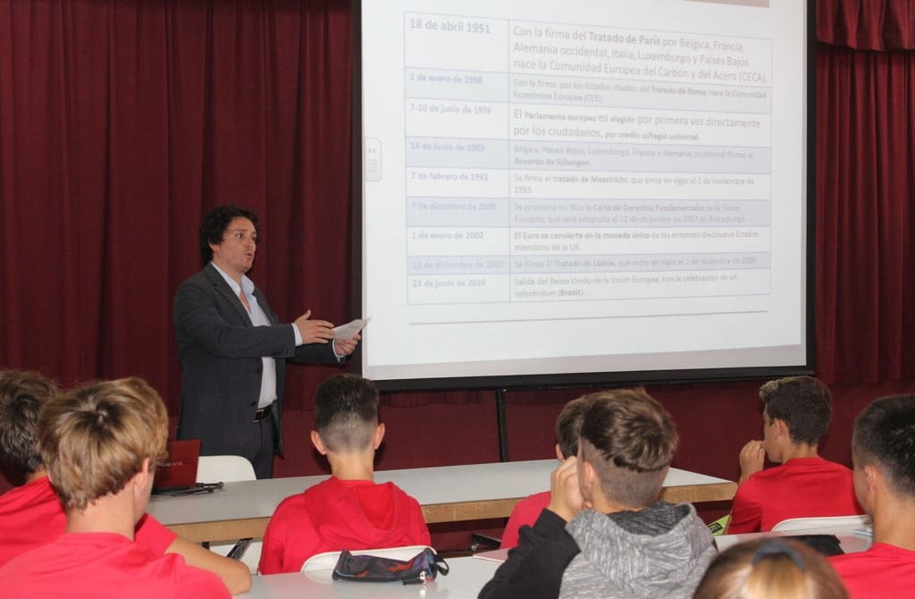 charla del notario francisco belda en el colegio paidos