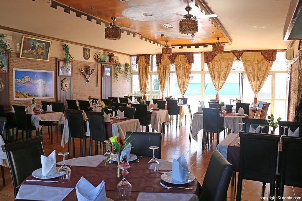 Gran fiesta <em>'A night of Bollywood Dance & Music' </em> en The Everest Nepali & Indian Restaurant 1 comedor the everest