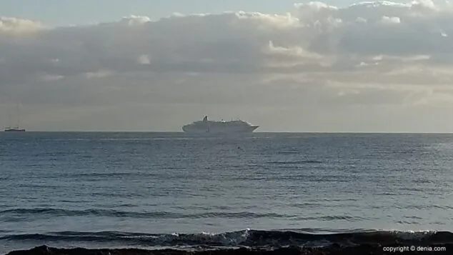 crucero atracado en aguas de denia