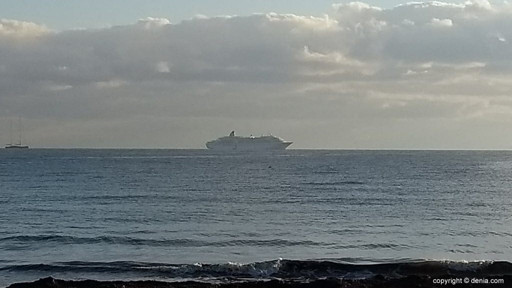 crucero atracado en aguas de denia