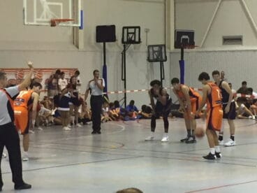 Dani Pérez lanzando un tiro libre