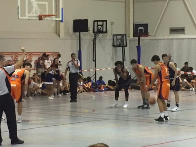 dani perez lanzando un tiro libre