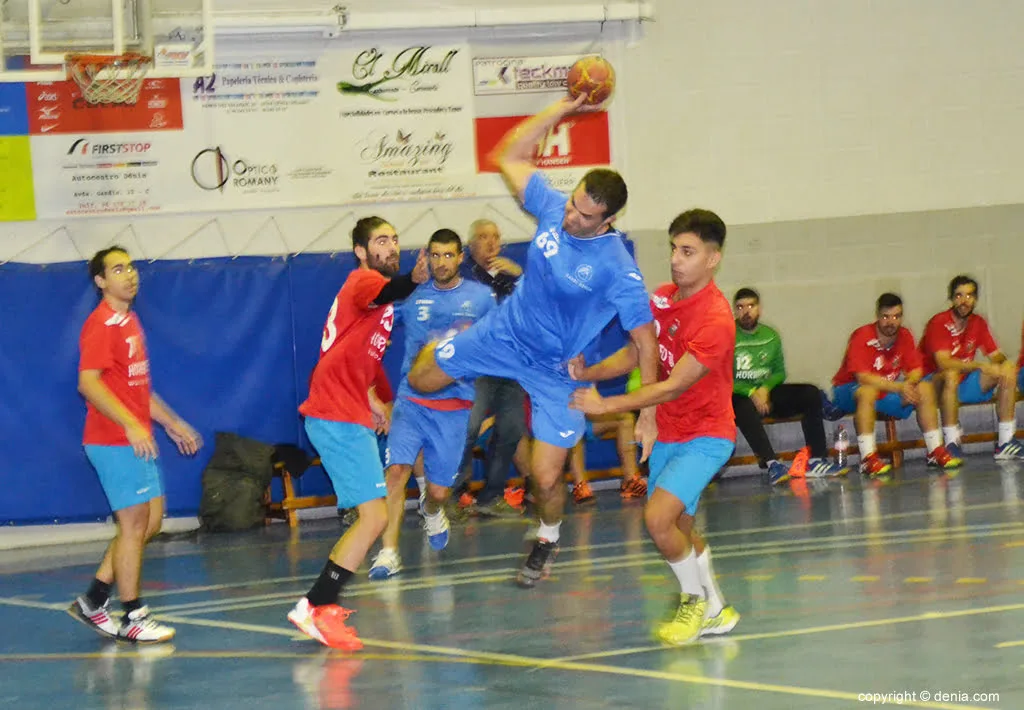 El Garbi Dénia quiere brindar a su afición el primer triunfo liguero 1 david moruno lanzando a porteria