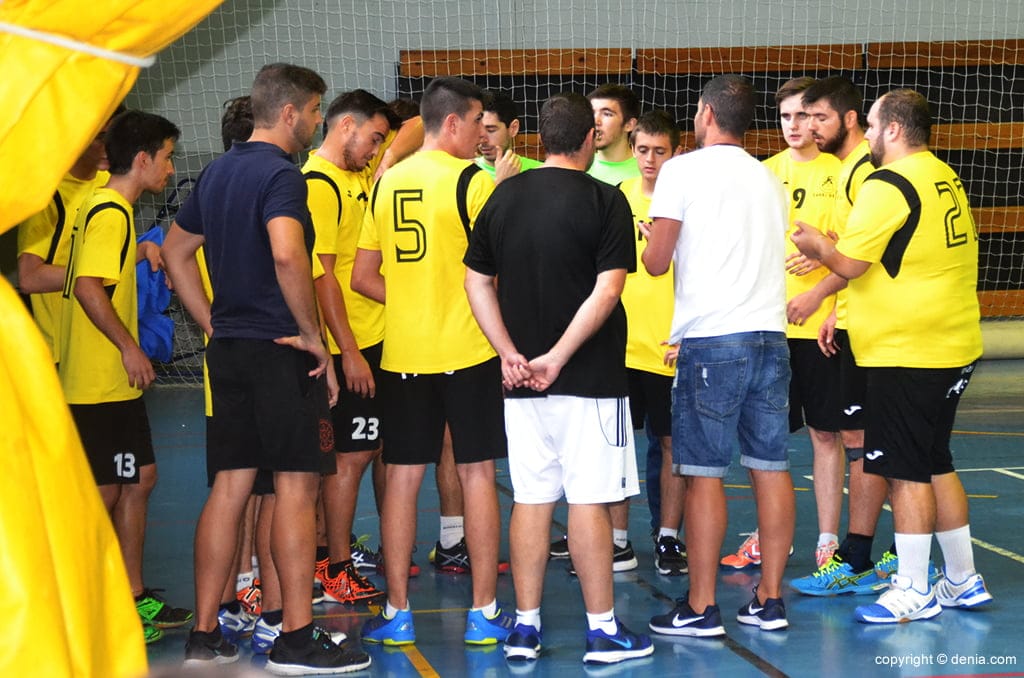 david salanova dando instrucciones a sus chicos