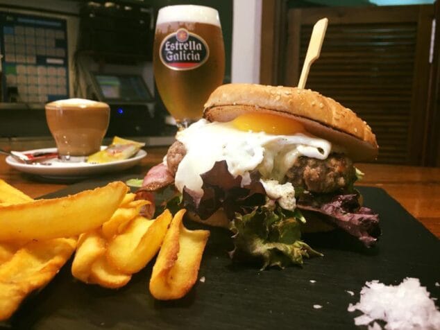 deliciosa hamburguesa de mi barra