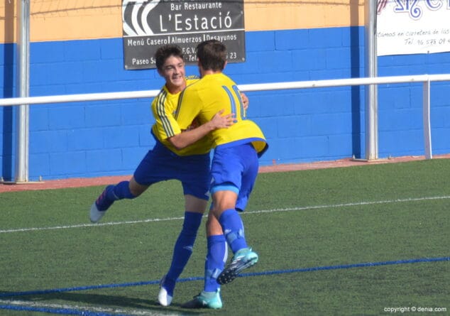 diego felicitando a marcos tras marcar el primer gol