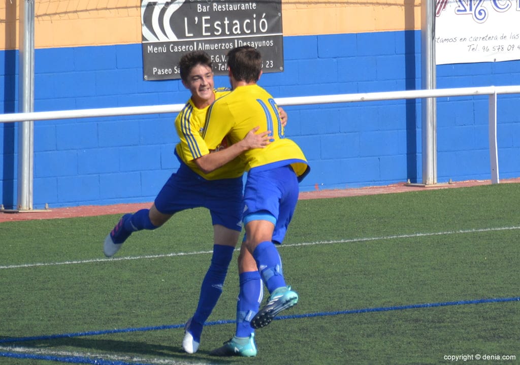diego felicitando a marcos tras marcar el primer gol