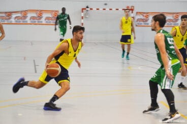 el base dianense atacando a su rival