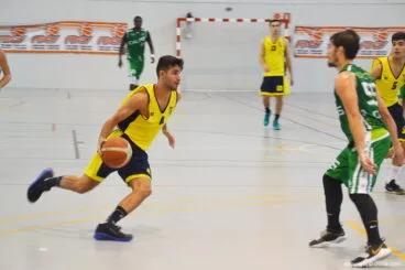 el base dianense atacando a su rival