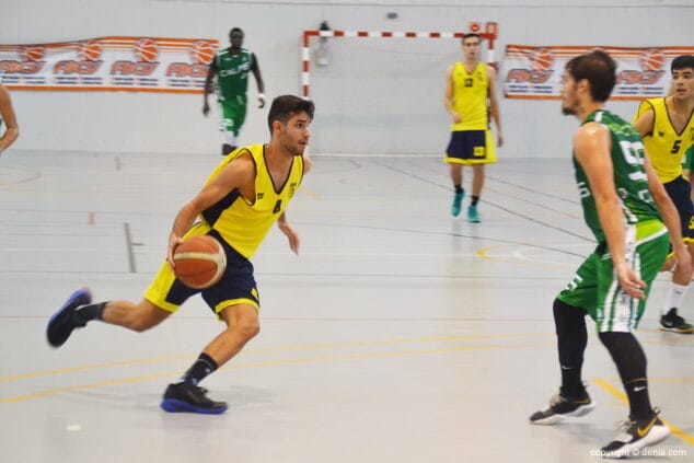 el base dianense atacando a su rival