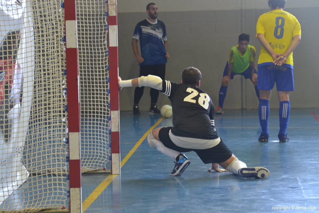 Un triunfo del Dénia Futsal en Manresa sería balsámico para la plantilla dianense 2 el portero cesar cubriendo porteria