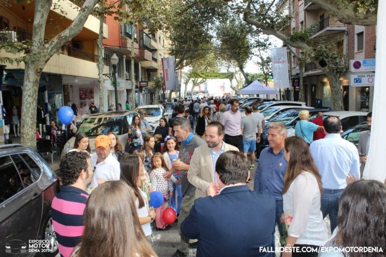 Expectación y buena afluencia de gente en la exposición del motor