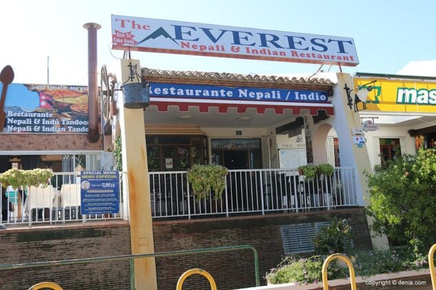 Gran fiesta <em>'A night of Bollywood Dance & Music' </em> en The Everest Nepali & Indian Restaurant 5 fachada the everest