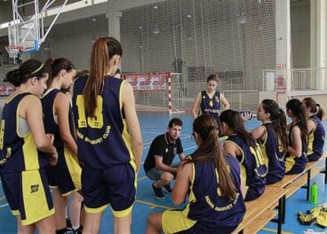 ferran garcia con sus chicas durante un tiempo muerto