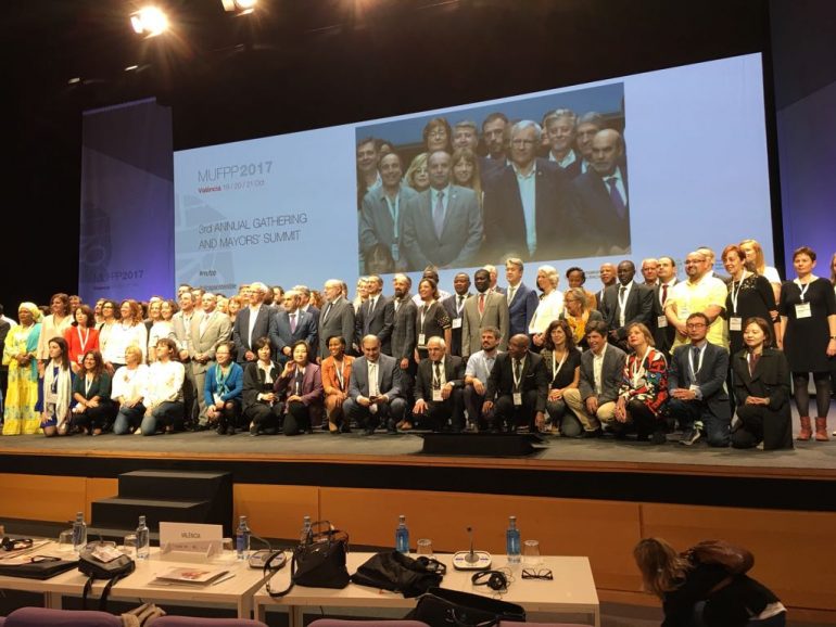 Foto família alcaldes de la Cimera Mundial
