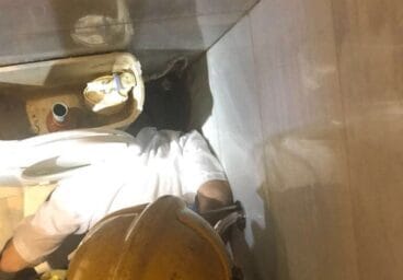 hombre atascado entre el vater y la pared en denia