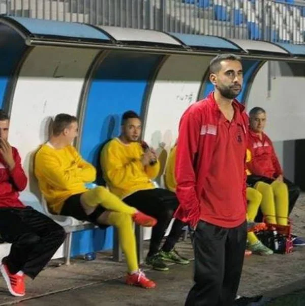 Javi Signes ya es nuevo entrenador del juvenil A del CD Dénia 1 javi signes entrenador del cd denia juvenil a