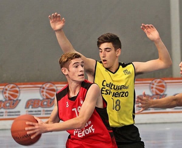 jugador del cb pego marcado por un dianense