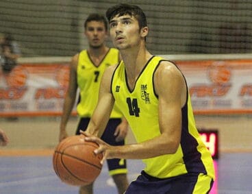 jugador dianense lanzando tiros libres