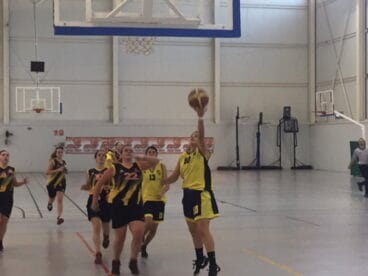 jugadoras seniors del denia basquet entrando a canasta