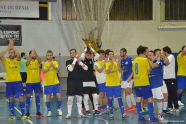 Jugadores agradeciendo el apoyo de la afición