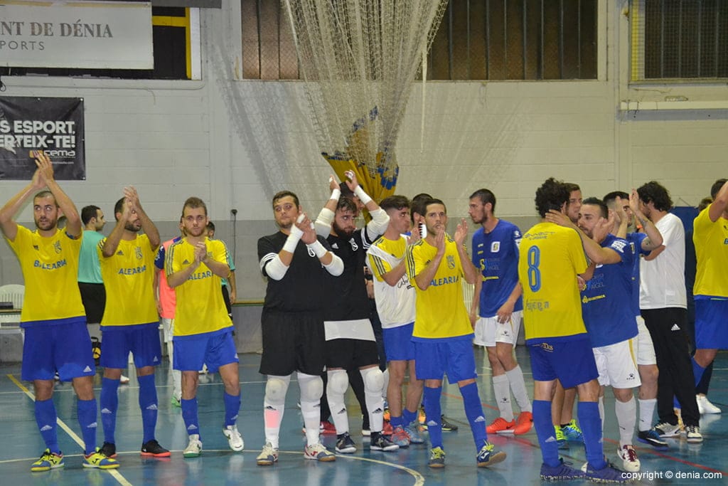 Los árbitros descentraron al Dénia Futsal cuando mejor jugaba ante el CCR Castelldefels (4-5) 4 jugadores agradeciendo el apoyo de la aficion