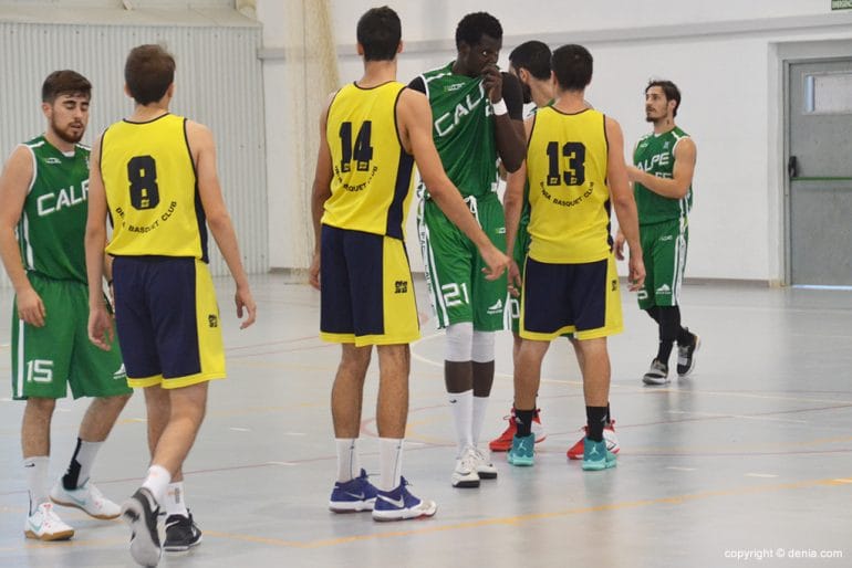 Jugadores calpinos y dianenses durante el partido