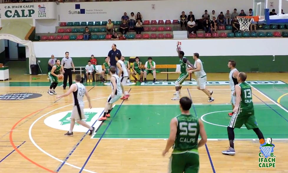 jugadores del cb ifach calp durante un partido