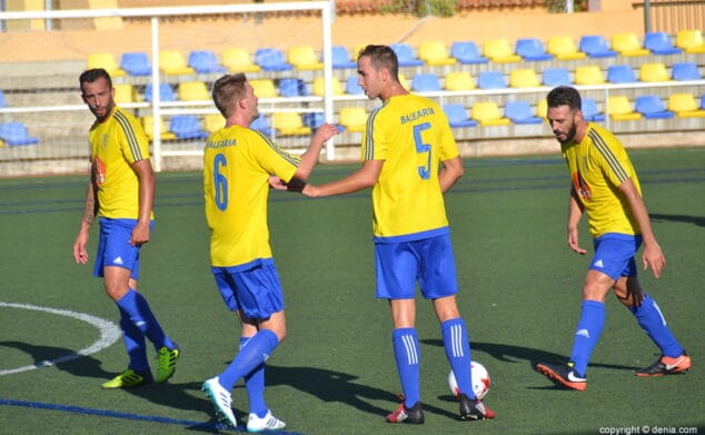 jugadores del cd denia durante un partido