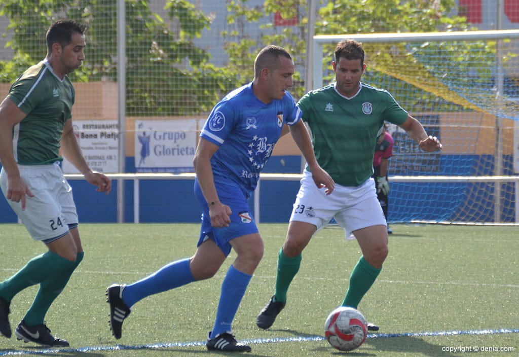 jugadores del oliva y calpe vtnos disputando un balon