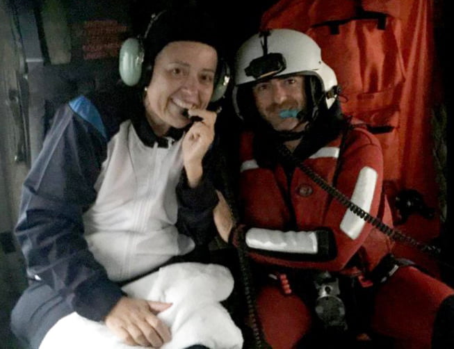 la mujer rescatada junto a su rescatador en el helicoptero